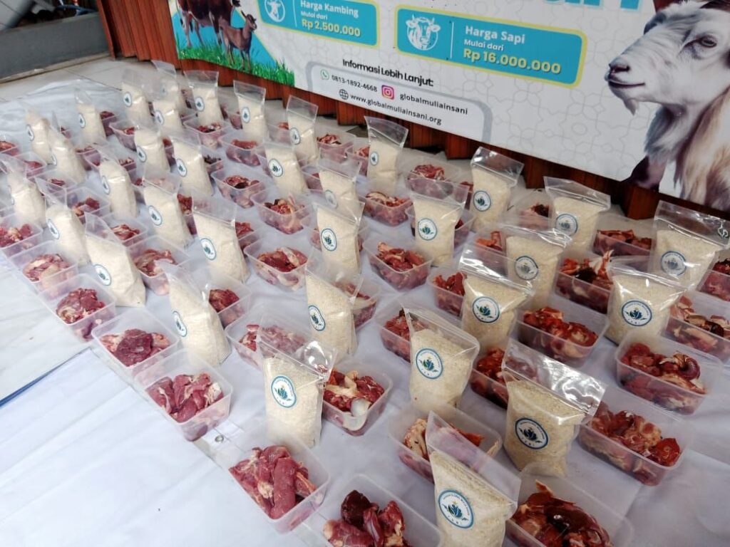 Pembagian Daging Qurban Idul Adha yayasan Global Mulia Insani 2024
