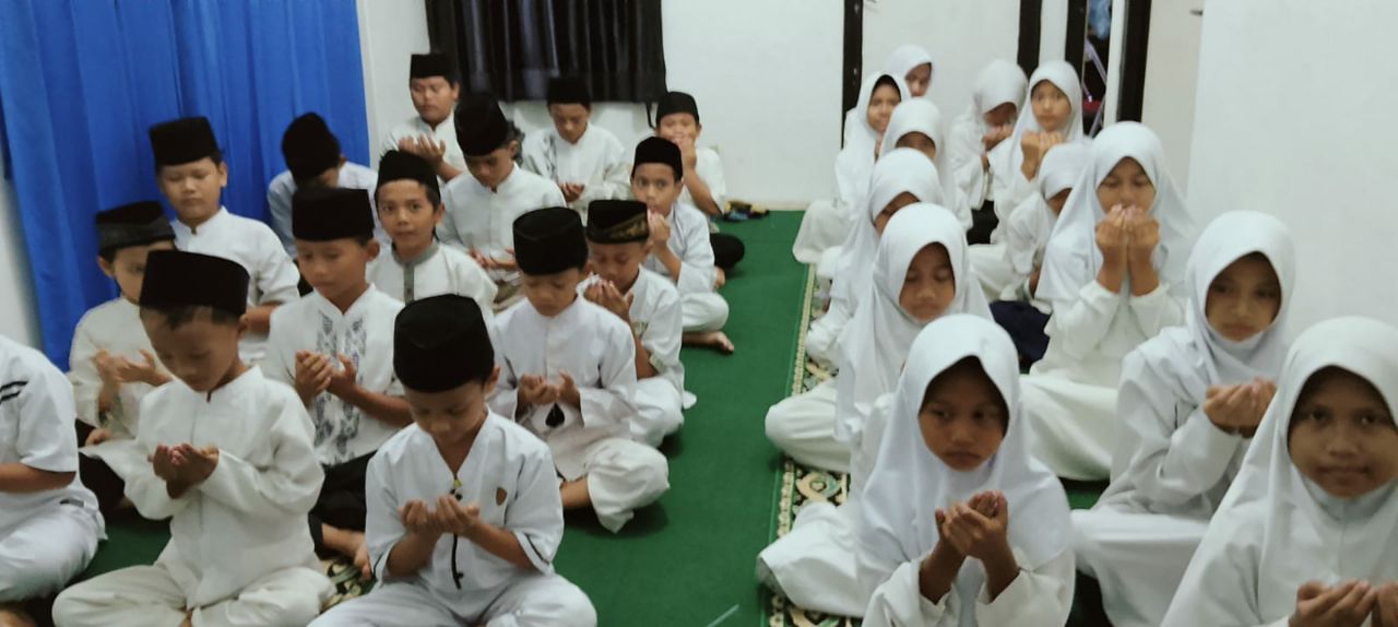 Santunan Maulid Nabi GMI bersama penerima manfaat