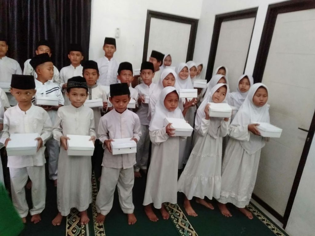 Santunan Maulid Nabi GMI bersama penerima manfaat